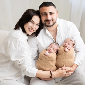 Zpěvačka říká, že dcery se zatím více podobají na tatínka. 