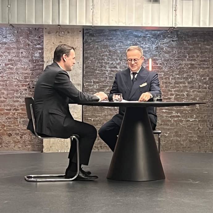 FOTO: Prvním hostem nedělního pořadu Poledne s Moravcem byl ministr zahraničí Petr Macinka. – stránka 1