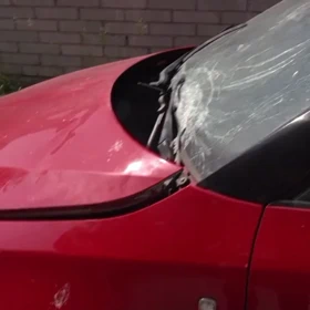 Poté, co matka šikanu nahlásila, jí neznámý pachatel zdemoloval auto před domem.