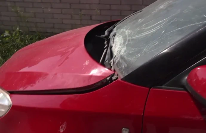 FOTO: Poté, co matka šikanu nahlásila, jí neznámý pachatel zdemoloval auto před domem. – stránka 3