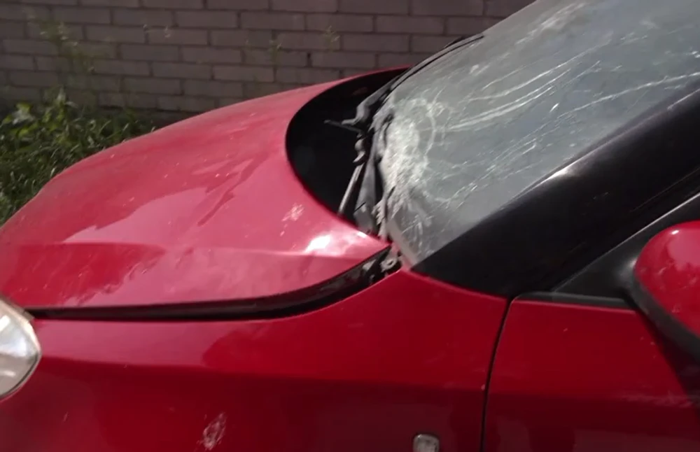 FOTO: Poté, co matka šikanu nahlásila, jí neznámý pachatel zdemoloval auto před domem.