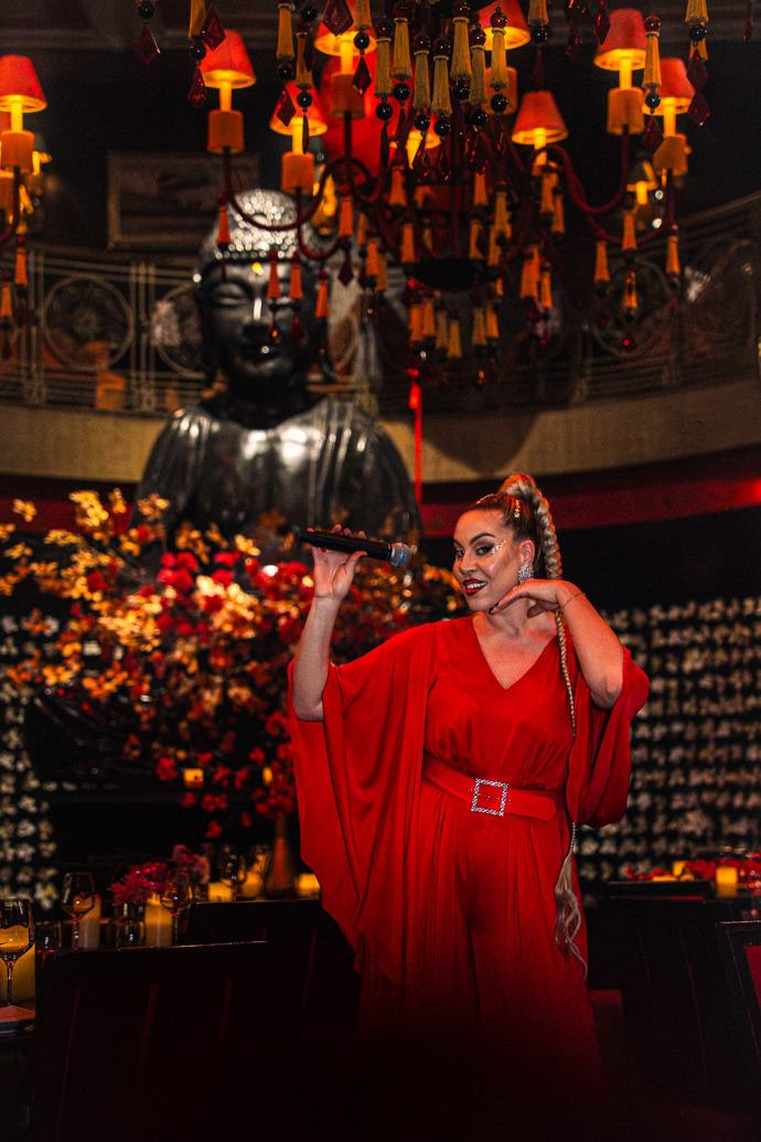 FOTO: Zuzana Gamboa zpívá v Buddha baru.