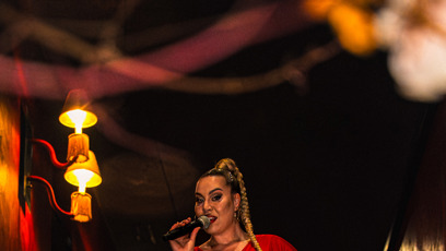FOTO: Zuzana Gamboa zpívá.