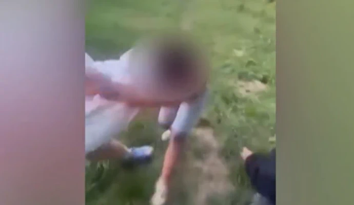 FOTO: Lékařská prohlídka potvrdila četné pohmožděniny po celém těle školáčky. – stránka 1