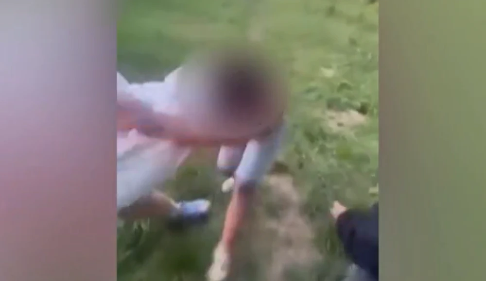 FOTO: Lékařská prohlídka potvrdila četné pohmožděniny po celém těle školáčky.