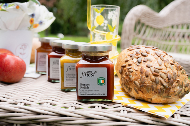 Tesco představuje letní BBQ nabídku: dostupné grilování od burgerů po rostlinné alternativy