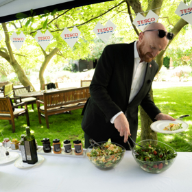 Tesco představuje letní BBQ nabídku: dostupné grilování od burgerů po rostlinné alternativy