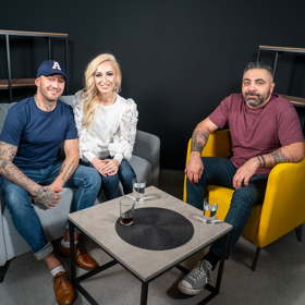 Sámer Issa a Lucie Junková v pořadu eXtra Host.