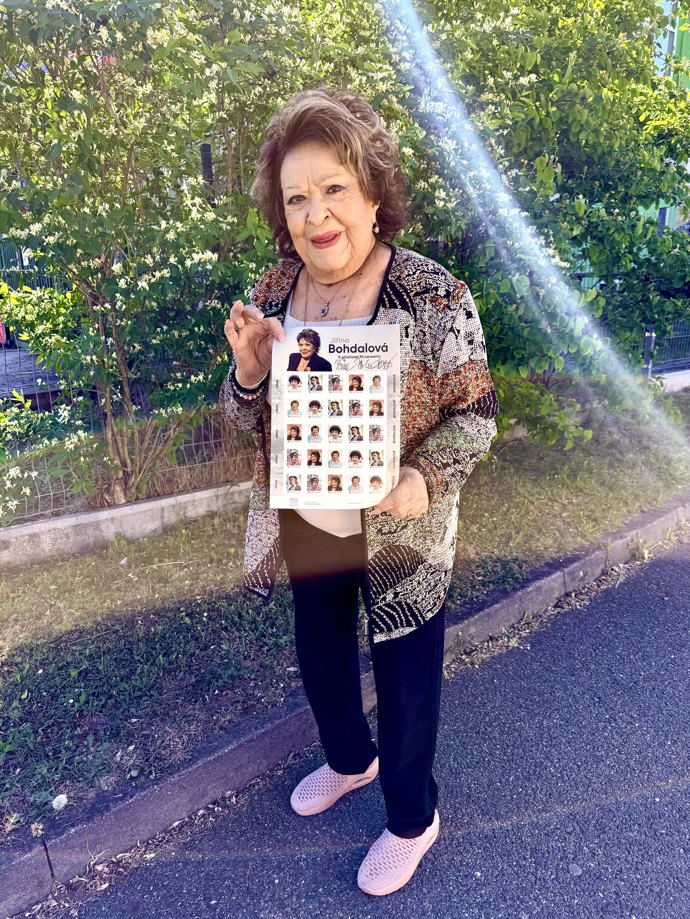 FOTO: Jiřina Bohdalová se známkami. – stránka 1