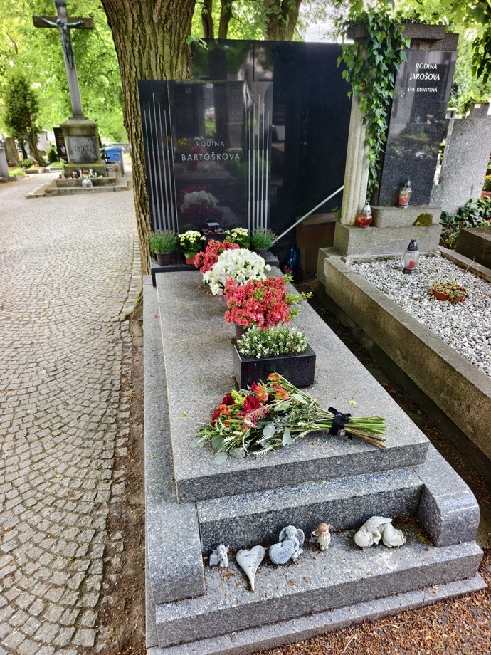 FOTO: Hrob Jiřího Bartošky. – stránka 6