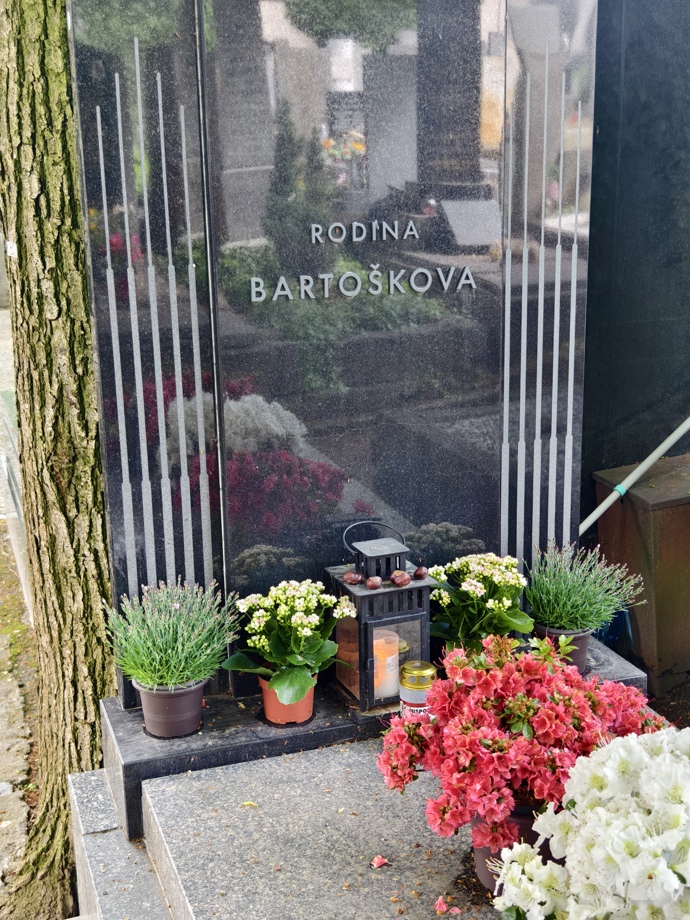 FOTO: Hrob Jiřího Bartošky. – stránka 3