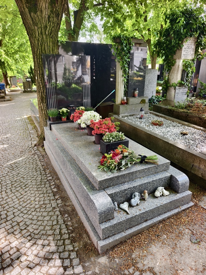 FOTO: Hrob Jiřího Bartošky. – stránka 1