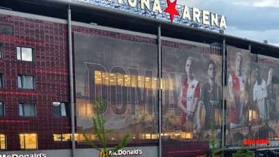 FOTO: Fanoušci fandí venku.