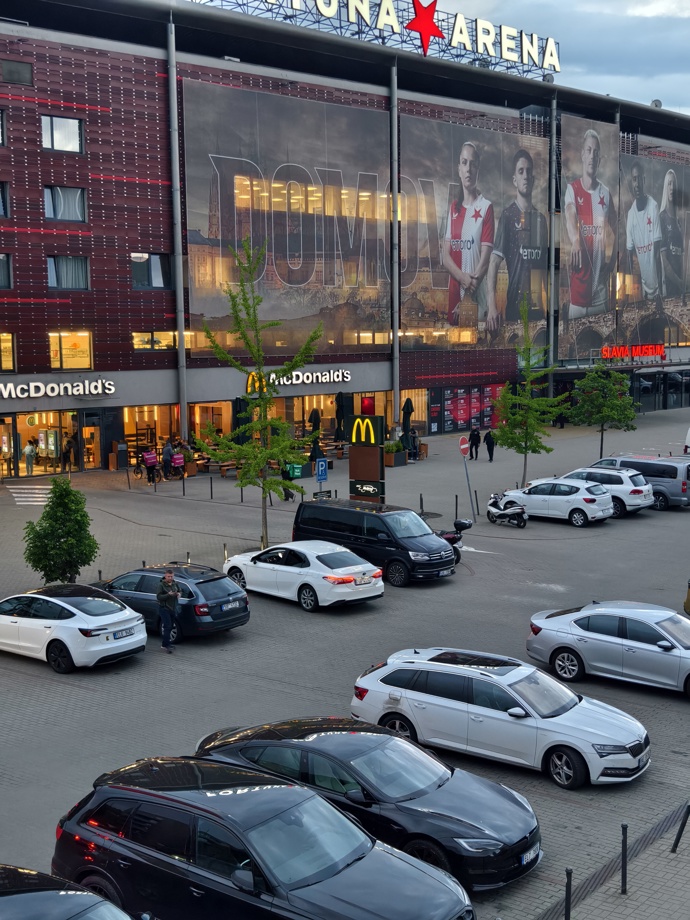 FOTO: Fanoušci fandí venku. – stránka 7