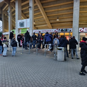 Fanoušci před stadionem improvizovali. 