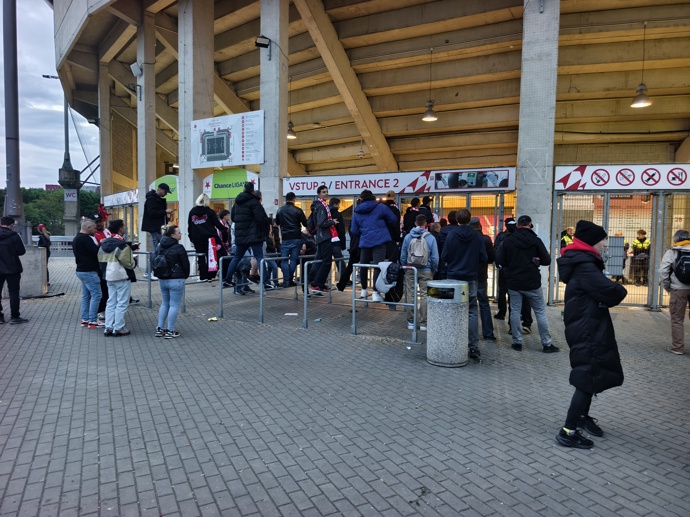 FOTO: Fanoušci před stadionem improvizovali. – stránka 4