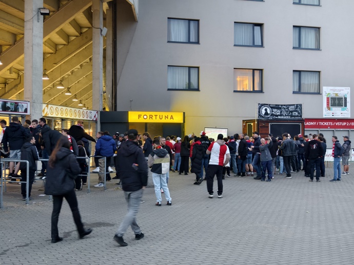 FOTO: Fanoušci Slavie. – stránka 3