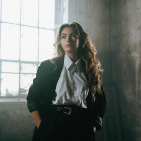 Mladá zpěvačka Nelly Řehořová vydává své debutové album s názvem Lovestories.