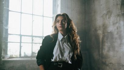 FOTO: Mladá zpěvačka Nelly Řehořová vydává své debutové album s názvem Lovestories.