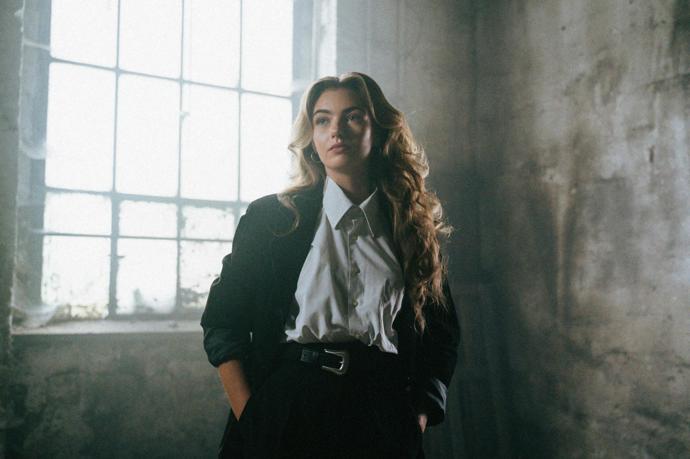 FOTO: Mladá zpěvačka Nelly Řehořová vydává své debutové album s názvem Lovestories. – stránka 16