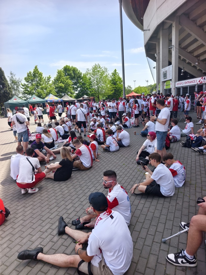 FOTO: Fanoušci se sešli před pražským Edenem. – stránka 27