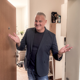 Zpěvák Davide Mattioli nám ukázal svůj písecký mezonet, který sdílí s partnerkou Olinkou.