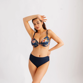 Postava typu hrušky potřebuje vyrovnat proporce a zvýraznit horní polovinu těla. Spodní část se naopak vyplatí držet v tmavších odstínech. Bikiny, Modeta, horní díl 1780 Kč, spodní díl 920 Kč