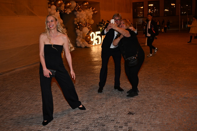 FOTO: Jiří Strach se při odchodu fotil s fanynkou. – stránka 42