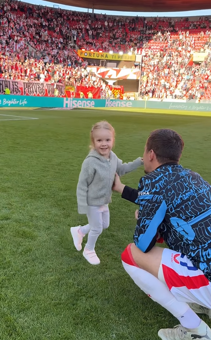 FOTO: Tomáš Souček se svojí dcerou. – stránka 2