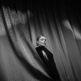 Herečka Lucie Polišenská s jubileem mění image. Krásné snímky jsou dílem fotografa Petra Kozlíka.