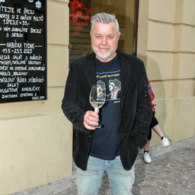 Miloš Pokorný patřil spolu s Romanem Ondráčkem k hvězdám ranního vysílání. Pro showbyznys také objevil moderátora Leoše Mareše.