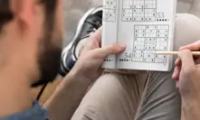 Muž hrající sudoku.