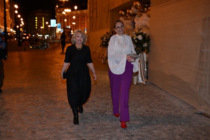 FOTO: Vysmátá Monika Absolonová při odchodu. – stránka 39