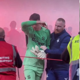 Z davu naštvaných fanoušků vyprovodil Surovčíka, masér Slavie Jakub Černý.