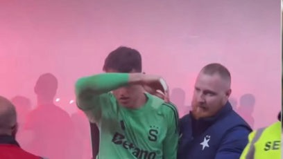 FOTO: Z davu naštvaných fanoušků vyprovodil Surovčíka, masér Slavie Jakub Černý.