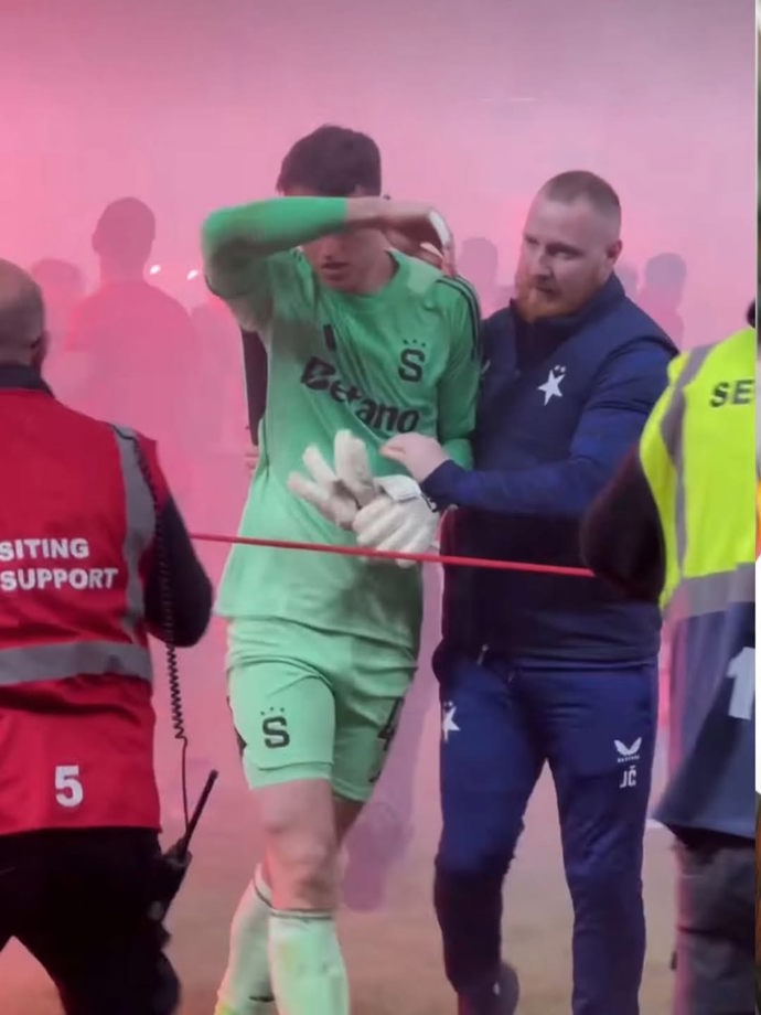 FOTO: Z davu naštvaných fanoušků vyprovodil Surovčíka, masér Slavie Jakub Černý. – stránka 6