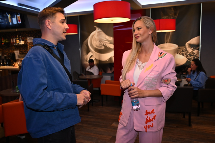 FOTO: Barbora Mottlová a David Gránský se dali do řeči. – stránka 15