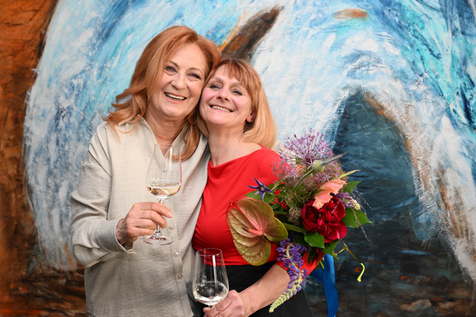 FOTO: Simona Stašová s Yvone Baalbaki. – stránka 24