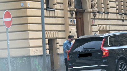 FOTO: Muzikant zaparkoval své černé luxusní SUV přímo před domem.