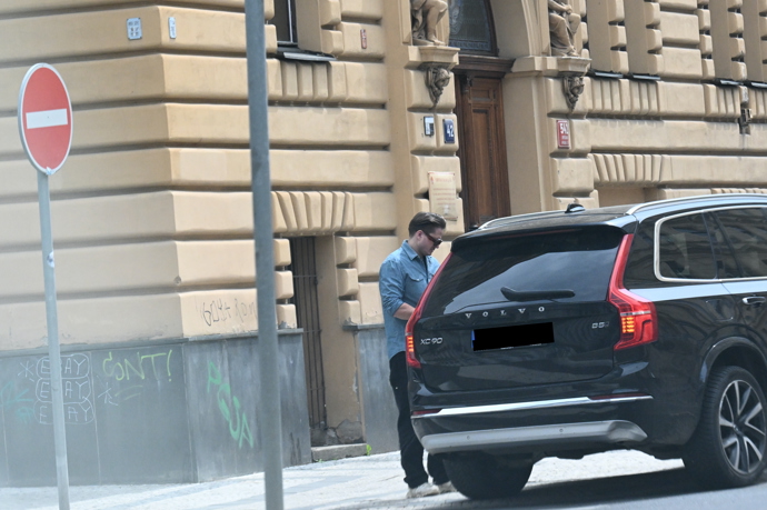 FOTO: Muzikant zaparkoval své černé luxusní SUV přímo před domem. – stránka 13