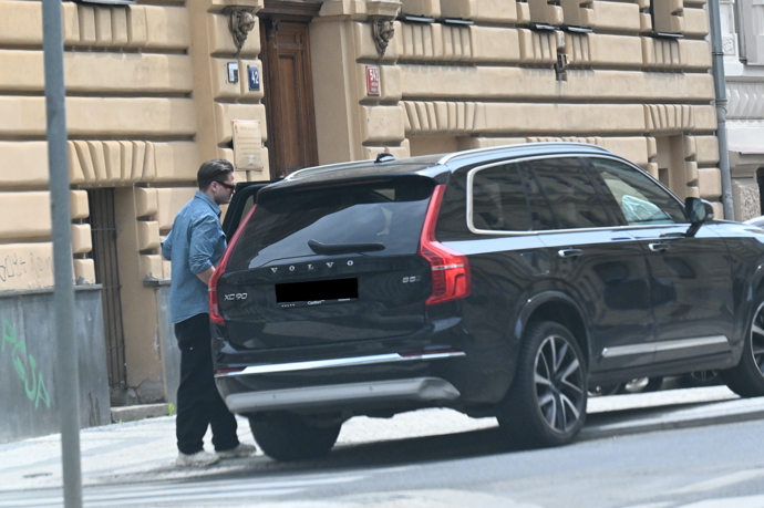 FOTO: Ondřej nastupuje do auta. – stránka 8