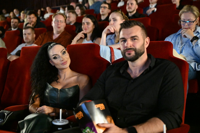FOTO: Andrea Pomeje s manželem na premiéře posledního dílu minisérie Leoš. – stránka 4