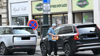 FOTO: Po chvíli z domu vyšel s papírovou taškou v ruce.