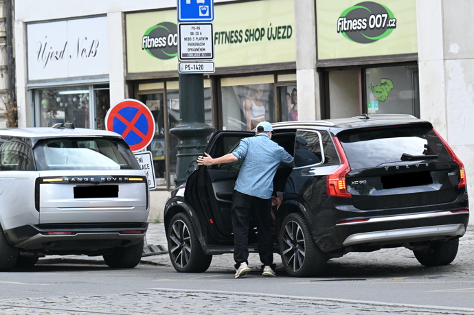 FOTO: Návrat k Daniele se nekoná, hudebník si jel jen pro poštu. – stránka 1