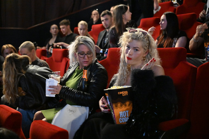 FOTO: Žofie Dařbujánová neodolala popcornu. – stránka 8