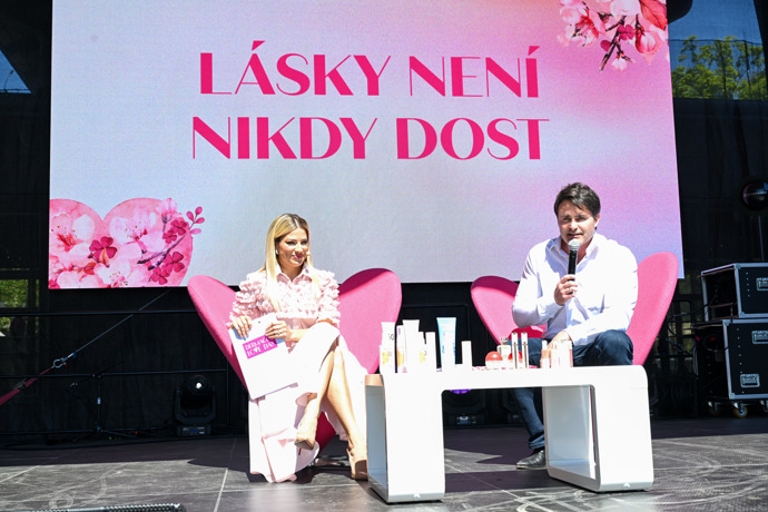 FOTO: Eva Perkausová celou akci moderovala. – stránka 7