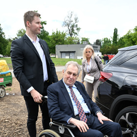 Dorazil i Miloš Zeman.
