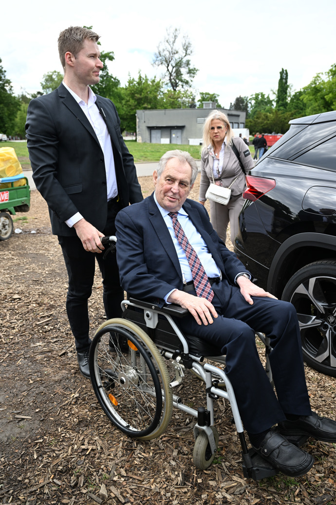 FOTO: Dorazil i Miloš Zeman. – stránka 34