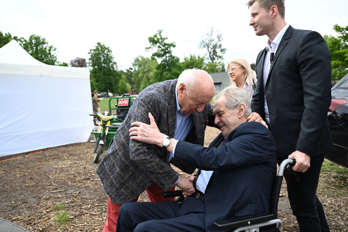 FOTO: Miloš Zeman s Felixem Slováčkem. – stránka 33