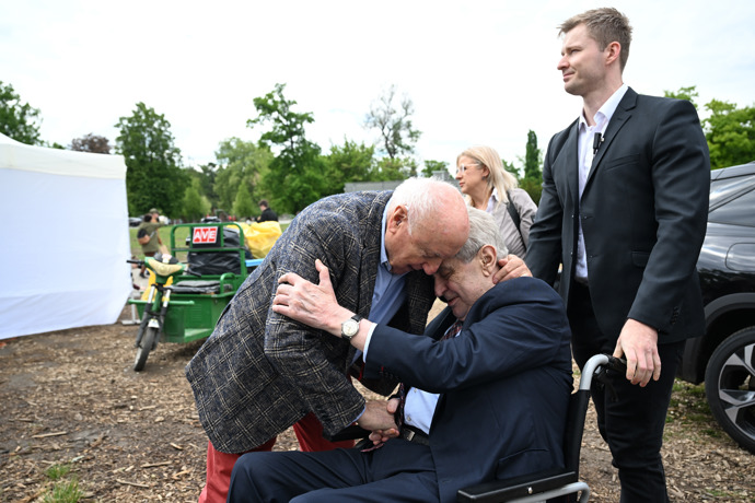 FOTO: Felix se s Milošem zvláštně objal. – stránka 32